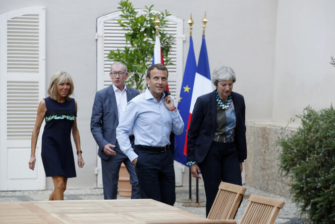 Emmanuel Macron et son épouse Brigitte, Theresa May et son époux Philip, à Brégançon à Bornes-les-Mimosas, le 3 août.