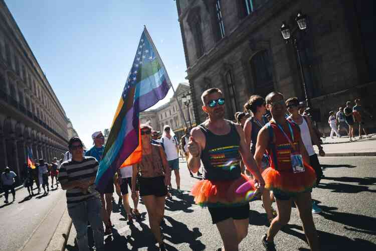 Un homme porte le drapeau arc-en-ciel lors de la Rainbow Run, dédiée à toutes les personnes mortes du sida, et qui reliait la mairie de Paris à la place de la Concorde le jour de l’ouverture des Gay Games 2018, samedi 4 août.