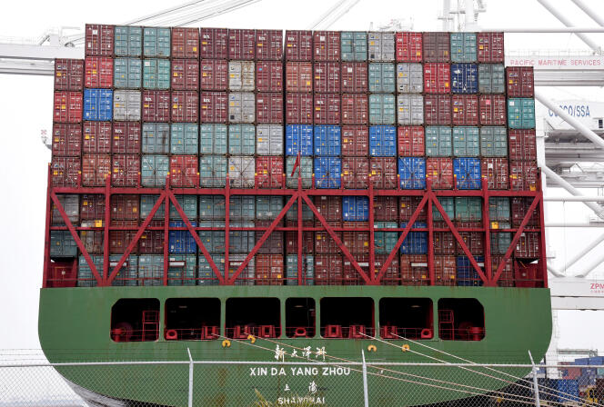 Des conteneurs sont chargés à bord du navire chinois « Xin Da Yang Zhou », dans le port de Long Beach (Californie), le 4 avril.