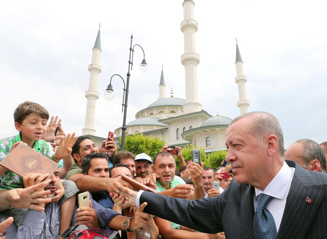 Le président turc, Recep Tayyip Erdogan, devant une mosquée à Ankara (Turquie), le 3 août.