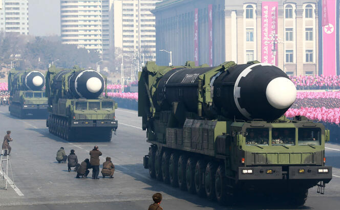 Des missiles balistiques sont exposés à l’occasion de la parade militaire organisée pour le 70e anniversaire de l’armée coréenne, le 8 février.