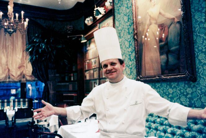 Le chef Joël Robuchon, en janvier 1994, dans son restaurant, avenue Raymond-Poincaré, dans le 16e arrondissement de Paris, reconnu meilleur restaurant au monde par la revue International Herald Tribune.