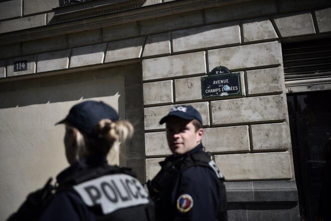 Des policiers patrouillent sur les Champs-Elysées à Paris, en avril 2017.