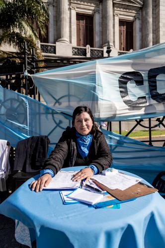 Carina, 32 ans, femme au foyer. « Ce projet de loi enfreint la loi de la vie, la Constitution argentine et les lois biologiques qui disent que la conception est le commencement de la vie humaine. On doit respecter et défendre l’enfant jusqu’à ses 18 ans. Nous devons faire respecter la loi morale et institutionnelle de notre République. Notre pays ne peut pas permettre ça, c’est un coup dur pour toute l’humanité. »