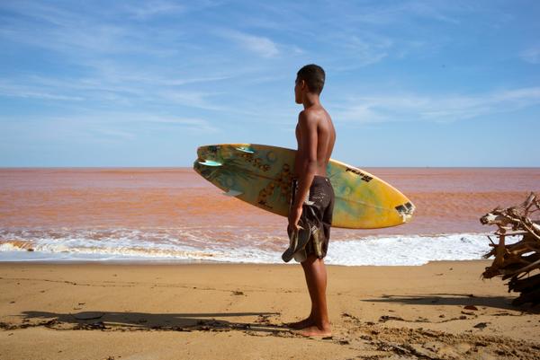 A Regencia, à l’embouchure du Rio Doce, seule une poignée d’amateurs se hasarde encore à surfer dans ces vagues à la couleur suspecte.