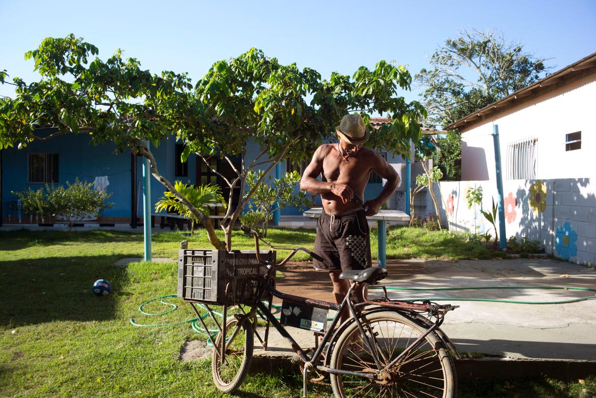 « La pêche, j’ai ça dans le sang », affirme Elcio Souza de Oliveira, 54 ans. A Regencia, petit village à l’embouchure du Rio Doce, c’est un héros.