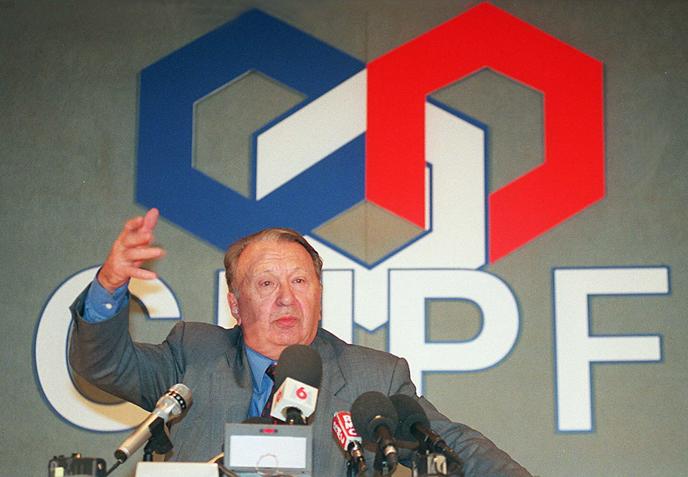 Jean Gandois annonce sa démission de la présidence du Conseil national du patronat français, le 13 octobre 1997, à Paris.