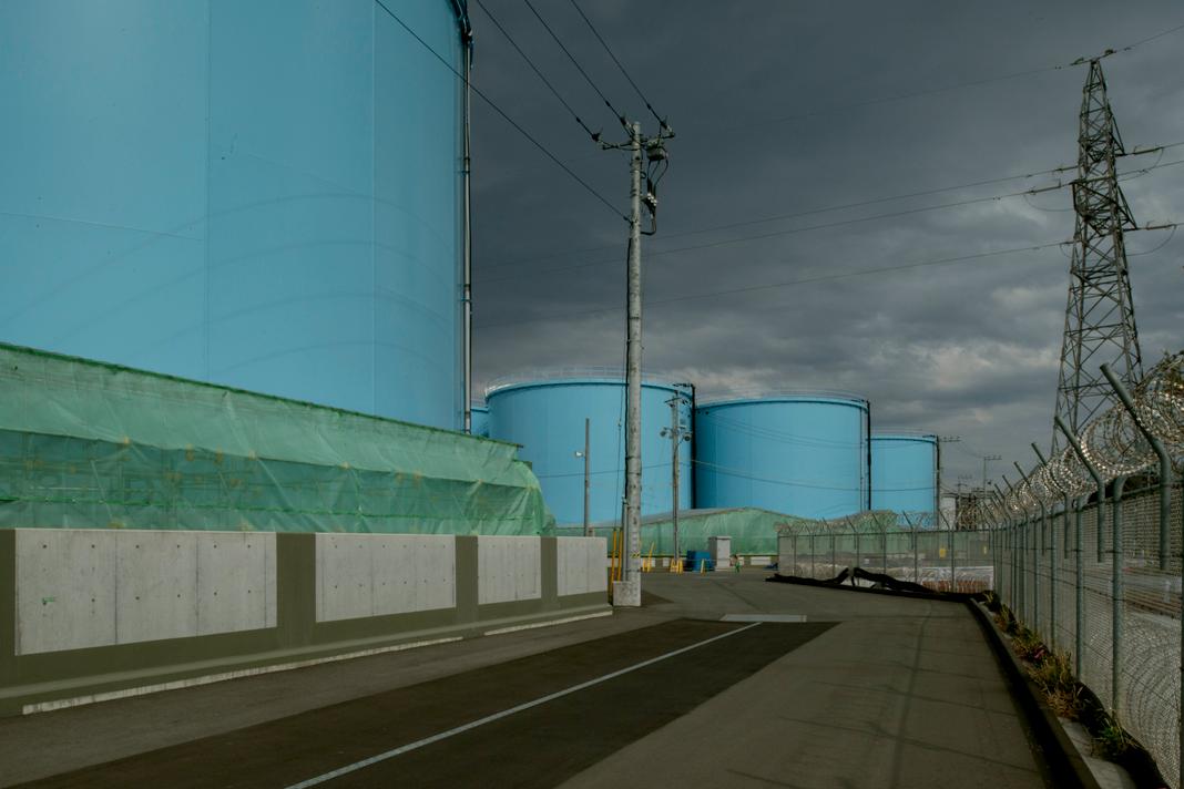 SAMUEL BOLLENDORFF POUR LE MONDE Dans la centrale de Fukushima, en avril. Plus d’un million de mètres cubes d’eau contaminée est stocké dans un millier de citernes géantes.
