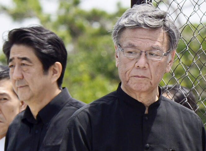 Takeshi Onaga (à droite), avec le premier ministre japonais Shinzo Abe, en juin 2015, à Itoman, sur l’île d’Okinawa.
