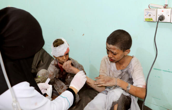 Un médecin soigne des enfants blessés à cause d’un raid aérien contre un bus à Saada, au Yémen, le 9 août.