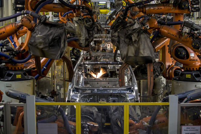Des bras robotisés dans l’usine automobile Skoda de Mlada Boleslav (République tchèque), en mars 2015.