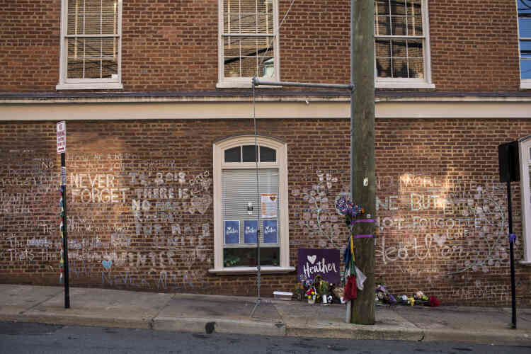 Un mur en brique recouvert de messages commémore la mort de Heather Heyer, la jeune femme tuée le 12 août 2017, durant la manifestation « Unite the Right » qui a rassemblé des suprémacistes blancs venus de toute l’Amérique pour protester contre le retrait d’une statue de l’emblématique général Robert Lee.