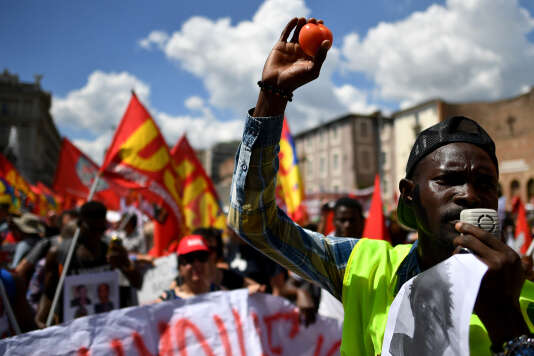 Un travailleur agricole lors d’une manifestation en juin, à Rome.