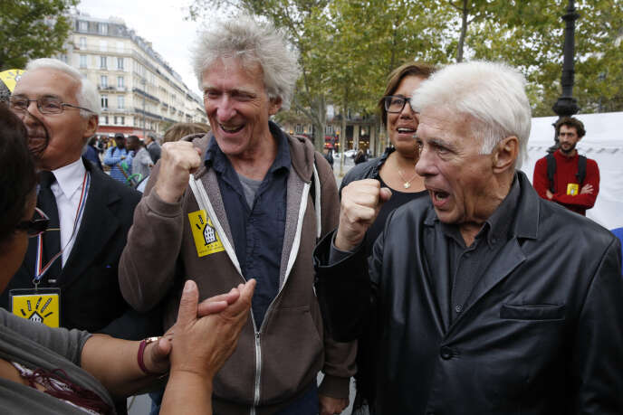 L’humoriste, en compagnie du président de l’association Droit au logement, Jean-Baptiste Eyraud, lors d’une manifestation le 4 septembre 2015, à Paris.