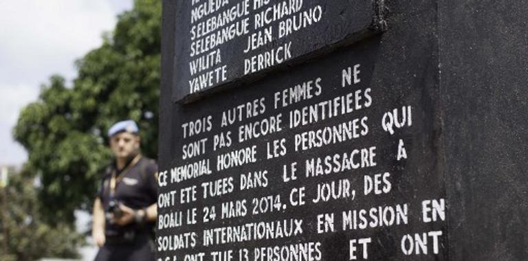 FLORENT VERGNES / AFP Monument en hommage aux victimes du massacre du 24 mars 2014 à Boali, en Centrafrique.