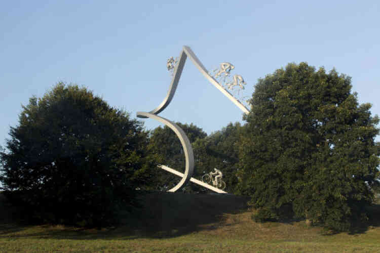 « Le Tour de France dans les Pyrénées », œuvre réalisée en 1996 par Jean-Bernard Métais, se situe sur l’aire des Pyrénés sur l’A64.