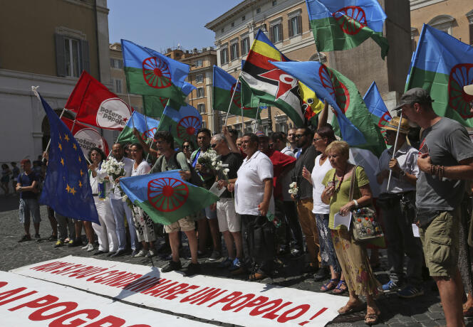 Manifestation de la communauté rom devant le Parlement italien, à Rome, le 2 août.