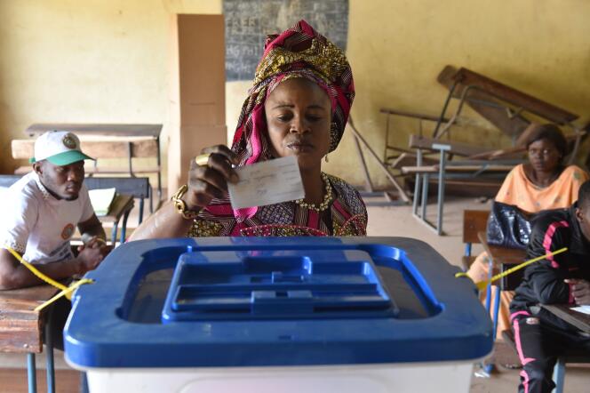 Une femme dans un bureau de vote de Bamako, au Mali, lors du second tour de la présidentielle, le 12 août.