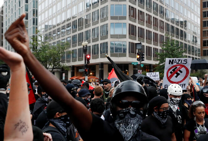 Manifestants antifascistes au centre-ville de Washington, le 12 août.