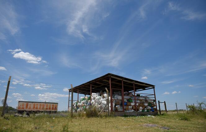 Des bidons de produits agrochimiques, près de Gualeguaychu, en Argentine, en février.
