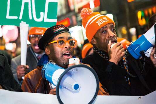 Spike Lee et l’activiste Al Sharpton manifestent contre les armes à feu, à New York en 2015.