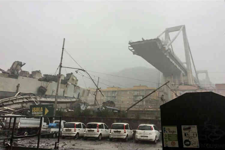 Deux cents mètres du pont Morandi se sont brusquement effondrés mardi 14 août.