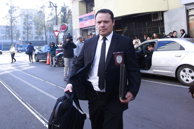 Un enquêteur quitte le siège de la Conférence épiscopale, dans le centre de Santiago, à l’issue de la perquisition menée le 14 août.