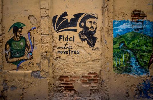 Desmond Boylan / AP Les fresques en hommage à l’ancien président Fidel Castro ont été rénovées dans les rues de La Havane.