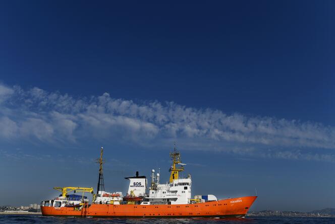 Le navire humanitaire « Aquarius », au moment de son départ de Marseille après une escale technique d’un mois, le 1er août.
