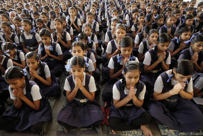 Séance de méditation collective dans le cadre de la classe du bonheur, à Vrindavan, dans la province de l’Uttar Pradesh (Inde).