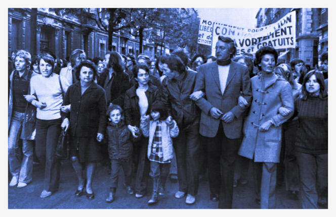 Une manifestation en faveur du droit à l'avortement réunit de nombreux militants, le 11 mai 1973, dans les rues de Grenoble, à laquelle participent, en tête de cortège, le Dr Annie Ferrey Martin, accompagnée de ses deux enfants (4e G) et de son mari (5eG), ainsi que le Dr Marrant (veste claire), président du Planning Familial. / AFP PHOTO / STAFF