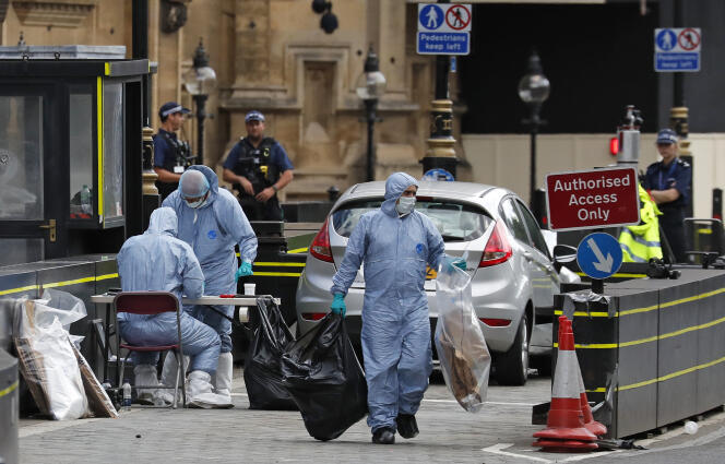 Les enquêteurs de la police scientifique sur les lieus de l’attaque, devant le Parlement de Westminster, à Londres, le 14 août.