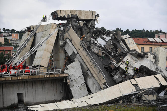 Les services de secours dans les décombres du viaduc écroulé, à Gênes (Italie), le 14 août.