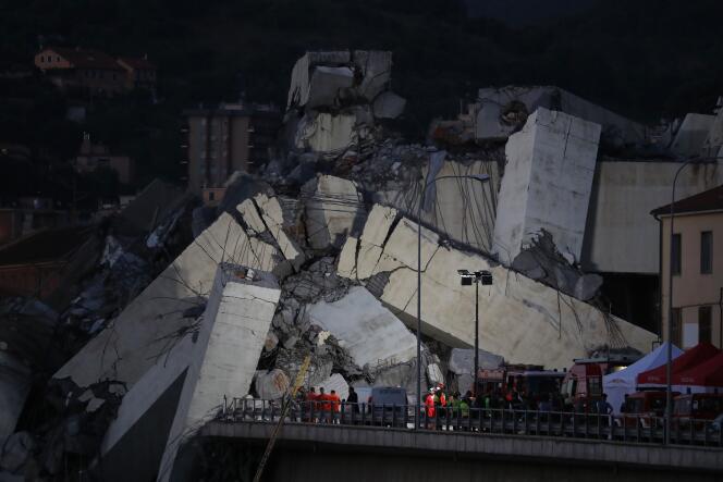 Les recherches parmi les décombres du viaduc se sont poursuivies toute la nuit du 14 août à Gênes.