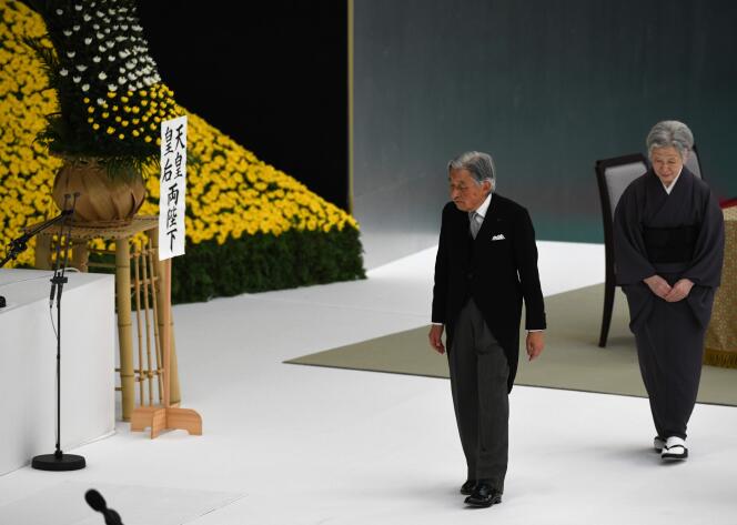L’empereur du Japon, Akihito, et l’impératrice consort, Michiko, à l’occasion du 73e anniversaire de la capitulation du Japon, à Tokyo, le 15 août.