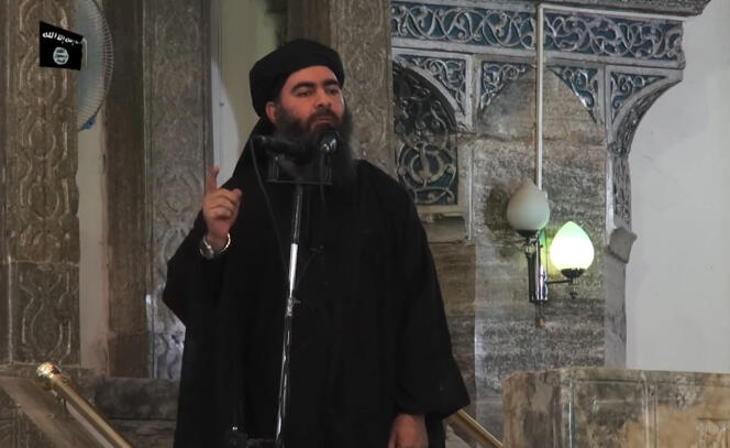Le chef de l’organisation Etat islamique, Abou Bakr Al-Baghdadi, s’adressant aux fidèles musulmans dans la mosquée Al-Nouri, à Mossoul, en Irak. Image extraite d’une vidéo de propagande diffusée le 5 juillet 2014 par Al-Furqan Media.