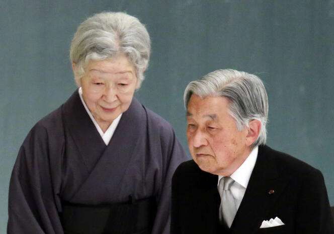 L’empereur du Japon, Akihito, et l’impératrice consort, Michiko, à l’occasion du 73e anniversaire de la capitulation du Japon, à Tokyo, le 15 août.