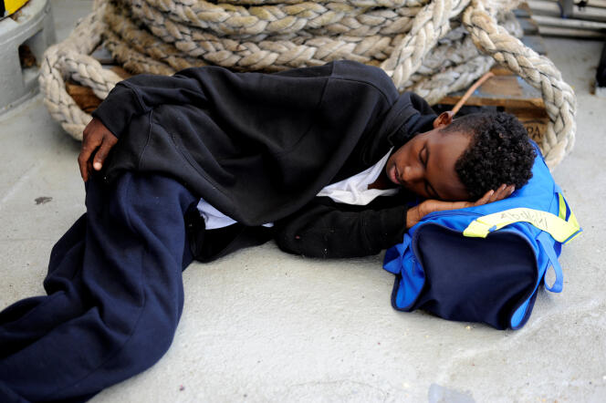 Un « errant » dort sur le pont du navire « Aquarius » en Méditerranée, entre Malte et l’île de Linosa, le 14 août.