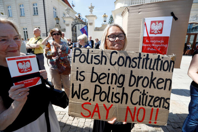 Rassemblement devant le palais présidendiel de Varsovie pour protester contre la réforme touchant la Cour suprême polonaise, le 24 juillet 2017.