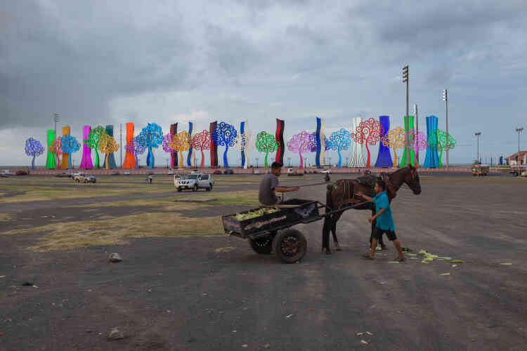 Les « arbres de vie », structures métalliques géantes érigées par la vice-présidente et épouse d’Ortega, Rosario Murillo. Une vingtaine de ces symboles du pouvoir sandiniste ont été décapités, sur les 150 que compte la capitale.