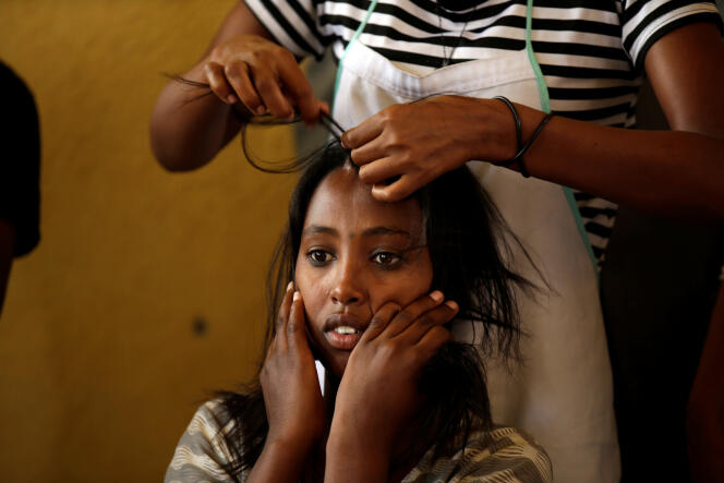 Une réfugiée érythréenne se fait coiffer dans le camp de Hitsats, en Ethiopie, en novembre 2017.