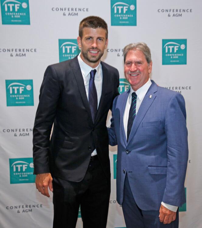 David Haggerty, président de la Fédération internationale de tennis (à dr.) et Gérard Piqué, fondateur de la société d’investissement Kosmos, à Orlando (Floride), le 16 août.