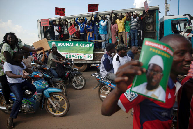 Des partisans de l’opposant Soumaïla Cissé manifestent dans les rues de Bamako, le 16 août.