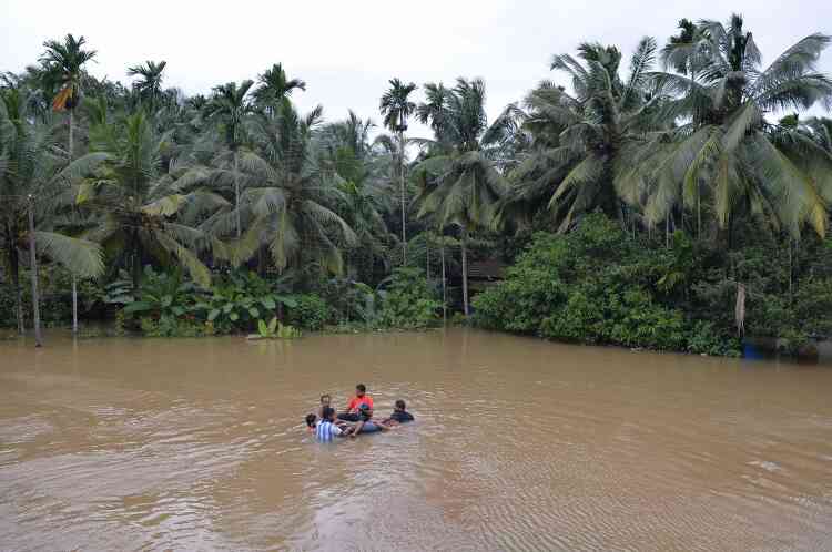 Dans le district de Kozhikode, le 17 août. Une trentaine d’hélicoptères de l’armée et 320 embarcations sont impliquées dans les opérations de secours à travers le Kerala ; les pêcheurs locaux et leurs bateaux se sont aussi joints aux secours.