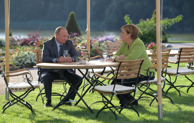 Vladimir Poutine et Angela Merkel lors de leur rencontre, samedi 18 août.
