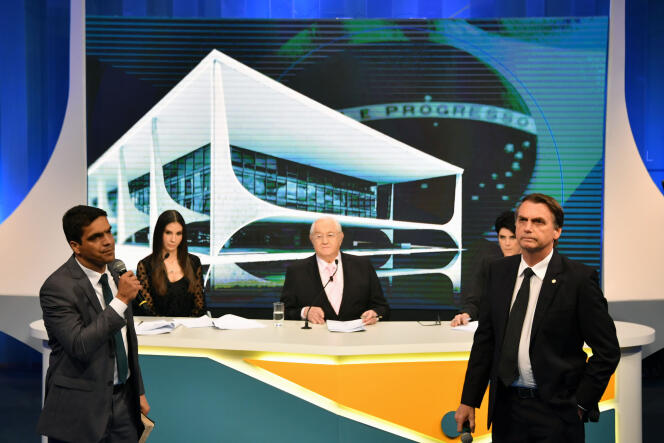 Les candidats d’extrême droite à la présidence brésilienne, Cabo Daciolo (à gauche) et Jair Bolsonaro (à droite), lors du deuxième débat télévisé, le 7 août, à Sao Paulo.