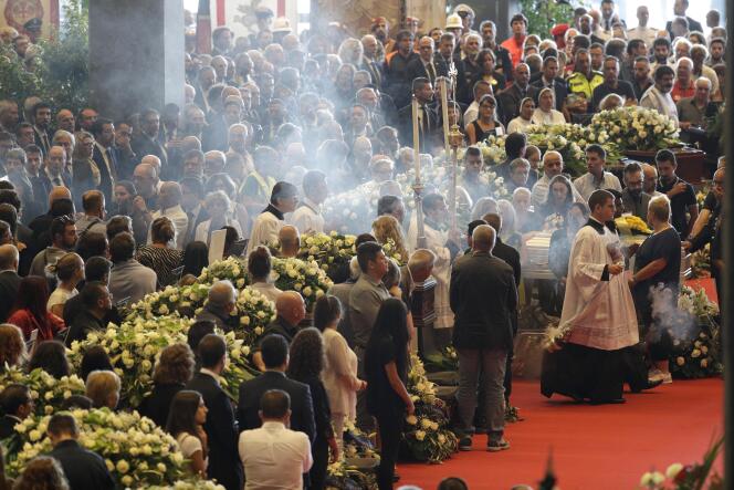 Les funérailles solennelles des morts dans l’effondrement du pont de Gênes, dans un hall du centre d’exposition de Gênes, le 18 août 2018.