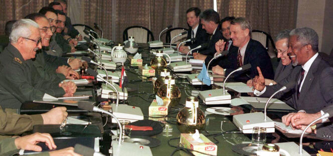 Rencontre entre la délégation des Nations unies menée par Kofi Annan et les représentants du gouvernement irakien, à Bagdad, le 21 février 1998.