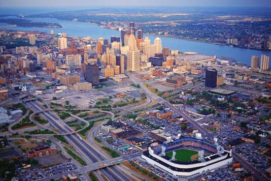 Vue aérienne de Detroit. Au premier plan, le Tiger Stadium, le stade de baseball, sur Michigan Avenue. Au fond, le lac Saint Clair et le Canada.