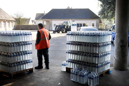 JEREMIE FULLERINGER / REPUBLICAN YONNE / MAXPPP Distribution of drinking water in Etais-la-Sauvin (Yonne), 14 March.
